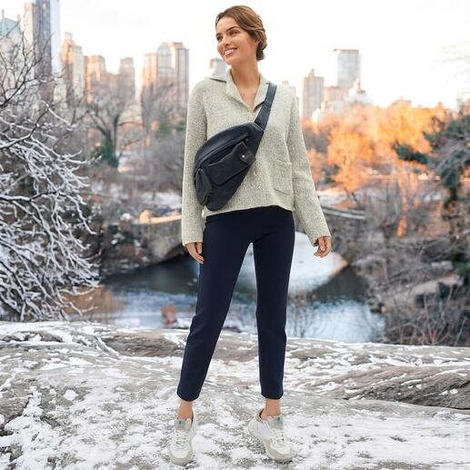 Frau in einer Schlupfhose mit sportlichem Look im Freien