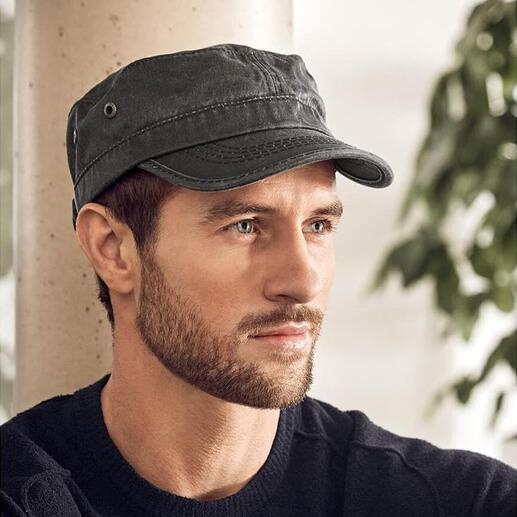 Mann trägt eine grüne Stetson-Kappe, Blick zur Seite