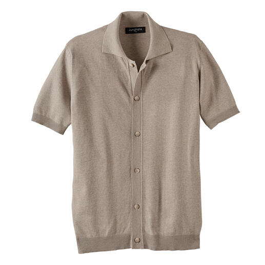 Das luxuriöse Feinstrick-Hemd aus Bio-Baumwolle und Seide. Made in Italy, von Junghans 1954. Edler als übliche Kurzarm-Shirts. Und an kühlen Abenden sogar eine Alternative zur Strickjacke.