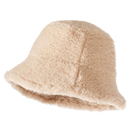 Der modische Bucket Hat aus Faux-Fur-Teddy: von echtem Lammfell kaum zu unterscheiden. Vom Label-to-watch molliolli/Südkorea, hierzulande noch ein Geheimtipp.