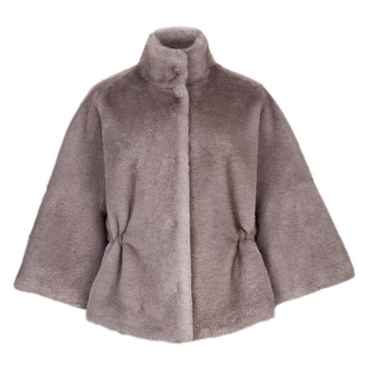Die Faux-Fur-Jacke, die nicht aufträgt: mit raffiniertem Vokuhila-Schnitt und femininer Taillierung.  Stilvoll clean mit dezentem Glanz. Von Rosalba Valentini, Italy.