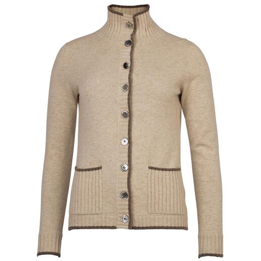 Vorderansicht des Two-Ply Kaschmir-Cardigans mit Knöpfen.