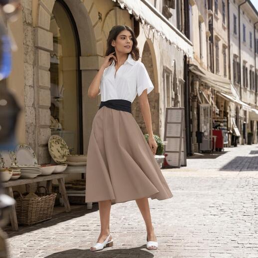 3-in-1-Sommerkleid von LaSalle Amsterdam, Frau in ländlicher Umgebung.