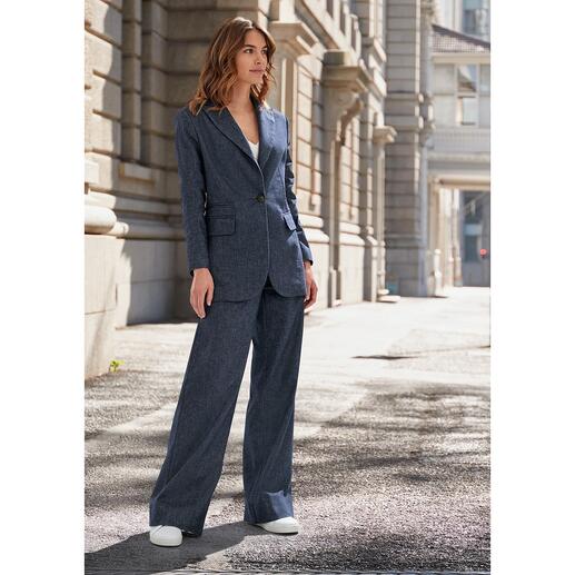 Die perfekte Verschmelzung der Allover-Trends Denim & Leinen ist dieser Anzug von LaSalle Amsterdam.  Luftig und leicht genug für den Sommer. Elegant genug für feinere Anlässe. 