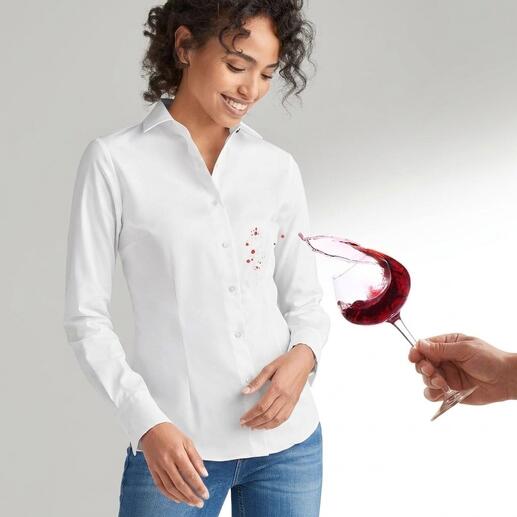 Lachenende Frau in weißer QuickClean-Bluse, wird mit Rotwein bespritzt.