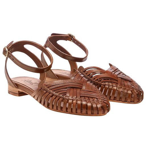Paar braune Allan K Flechtleder-Sandalen mit stylischem Design