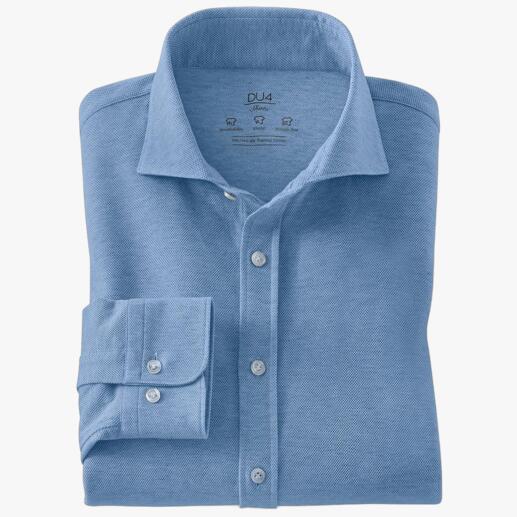 Hellblaues Piqué-Shirt ordentlich gefaltet.