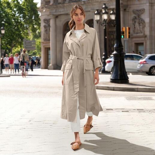 Frau im Leinen/Baumwoll-Sommer-Trenchcoat auf der Straße
