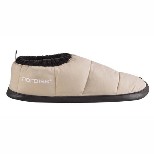 Offwhite Nordisk Daunenschuh von der Seite, mit elastischem Kragen und bequemer Sohle.