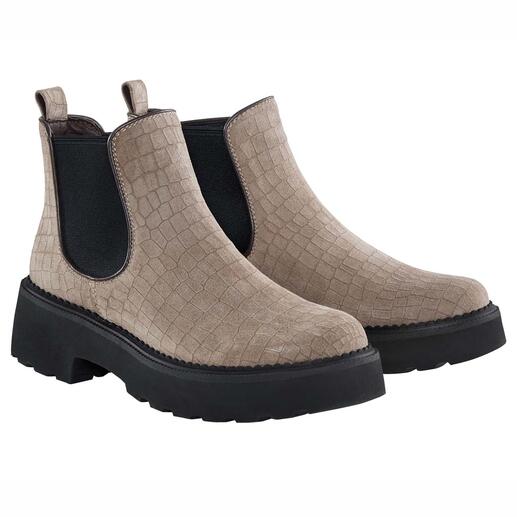 Zwei beige Chelsea-Boots nebeneinander, mit strukturierter Oberfläche.