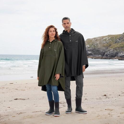 Regencape für Unisex von Tretorn, getragen von einem Mann und einer Frau am Strand.