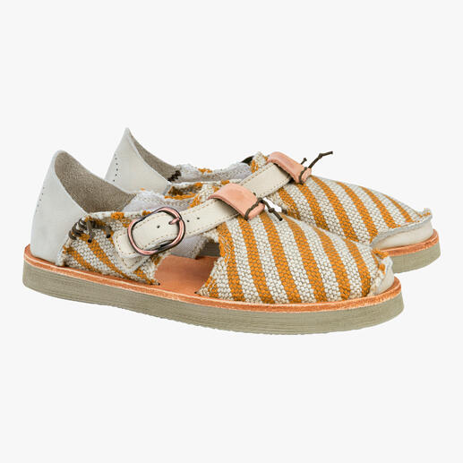 Zwei Satorisan Canvas-Sneaker-Sandalen in Orange-Creme auf einem Tisch