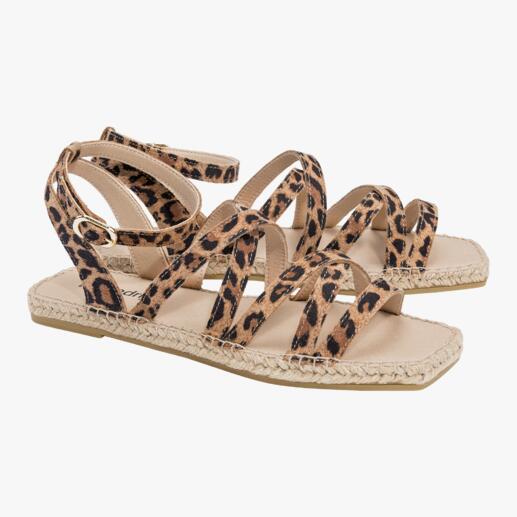 Die stilvolle Sandale mit dicker Jute-Sohle. Made in Spain von Espadrij l’originale. Hoher Laufkomfort auf bequemem Fußbett. Sicherer Halt trotz filigraner Riemchen. Paare von Riemchen-Sandalen im Leopardenmuster auf einem weißen Hintergrund.