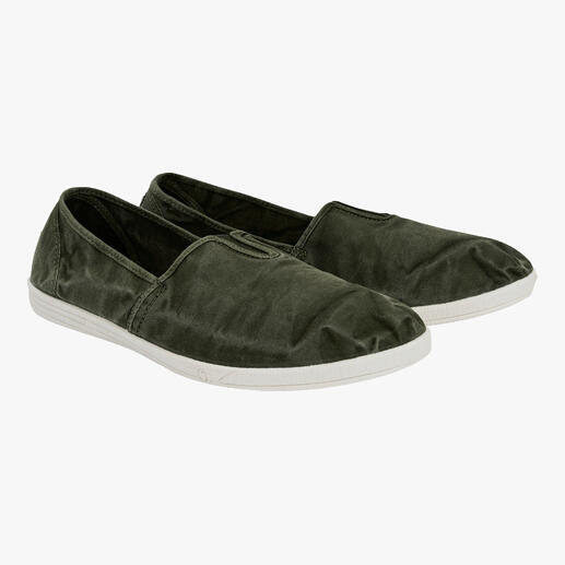 Zwei dunkelgrüne Natural World Slip-Ons von vorne.