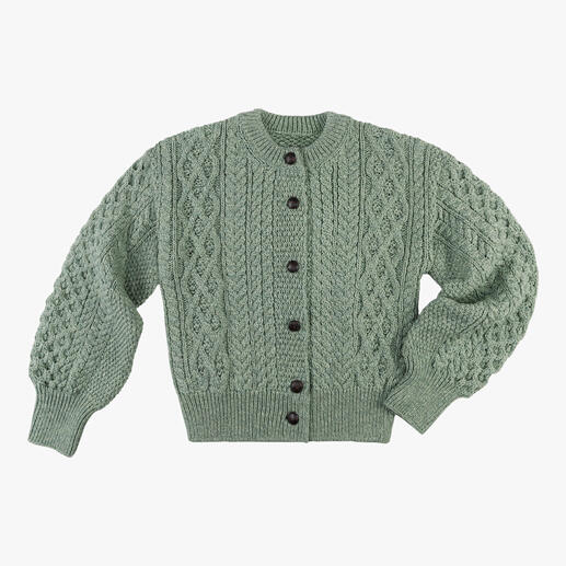 Gestrickter Aran-Cardigan in Salbeigrün mit Knöpfen auf einem weißen Hintergrund.