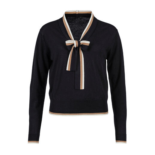 Schwarzes Bindeshirt mit auffälligem Kragen und Bändern.