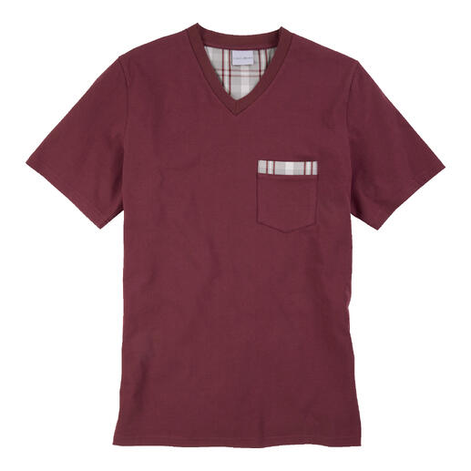 Bordeauxfarbenes T-Shirt mit V-Ausschnitt in Größe 48 und einer Brusttasche.