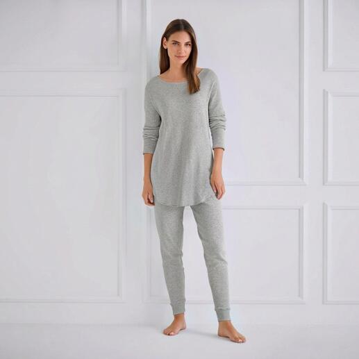 Frau in grauem Pyjama mit Oberteil und Hose