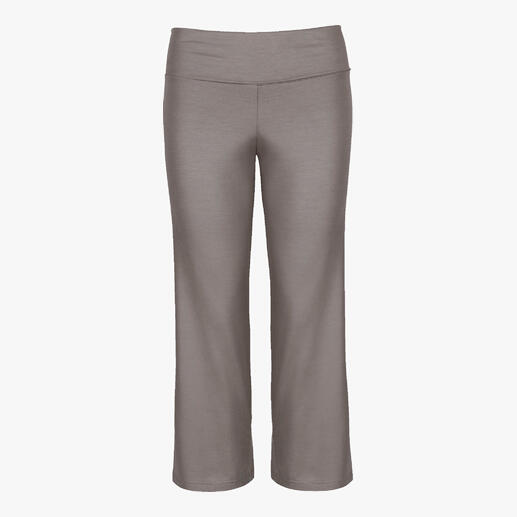 Die 3-teilige Loungewear-Kombi aus feinem, sanft fließendem Viskose-Jersey: zarter, geschmeidiger und edler. Nachhaltig und umweltschonend im aufwändigen Kaltverfahren hergestellt. Loungewear Hose in Steingrau, gefaltet auf einem weißen Hintergrund.