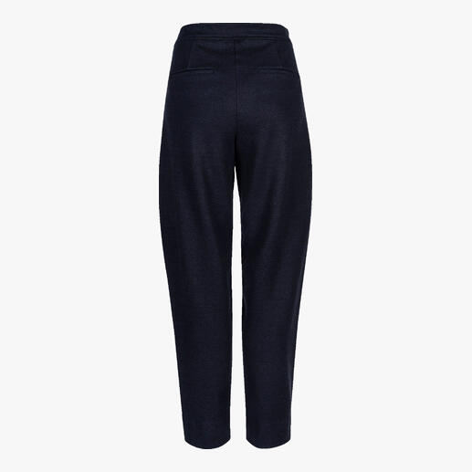 Rückansicht einer dunkelblauen Pull-on-Bundfaltenhose