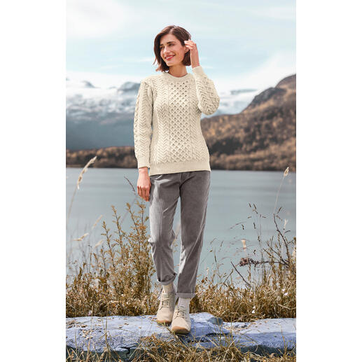 Der klassische Aran-Pullover aus neuseeländischer Merinowolle: sanft wie nie zuvor. Für Damen und Herren. Made in Ireland vom Heritage-Label Aran Woollen Mills. 