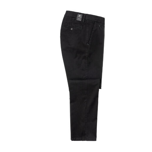 Seitenansicht der Perma-Black-Chinos in Schwarz, auf weißem Hintergrund.