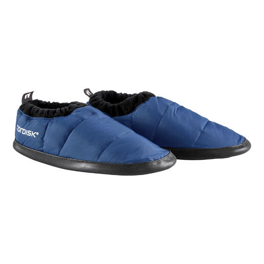 Zwei dunkelblaue Nordisk Daunenschuhe, nebeneinander auf einem weißen Hintergrund.
