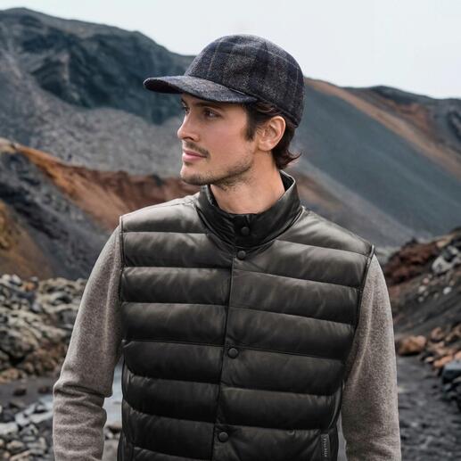 Mann trägt eine Gore-Tex Wollkappe mit Kappe und Fliegermütze