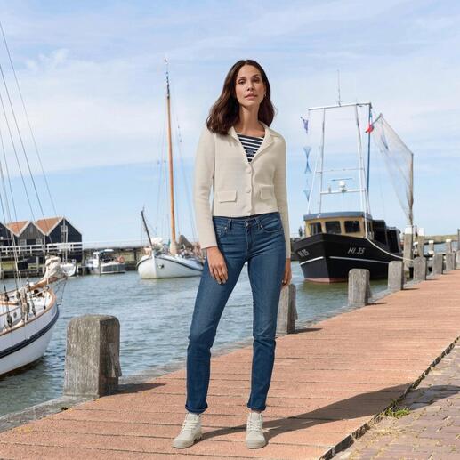 Frau in einem weißen Kaschmir-Blazer am Hafen