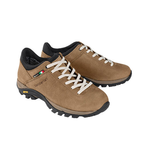 Paar Zamberlan Sneaker Commute GTX in hellbraun, auf weißem Hintergrund.