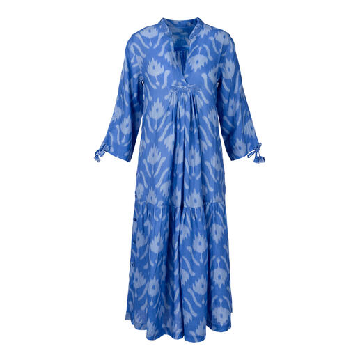 Langes Kaftan-Kleid in blauer Farbe mit floralem Muster.