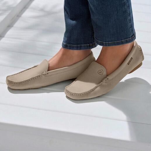 Beige Snipe®-Lederslipper, getragen von einer Frau.