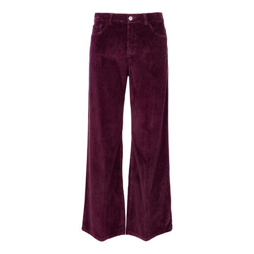 Burgunderfarbene Wide-leg-Cordhose auf weißem Hintergrund
