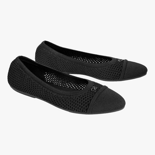 Schwarze Mesh-Ballerina-Paare auf weißem Hintergrund.