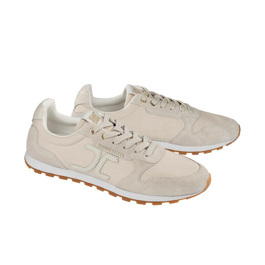 Zwei helle Candice Cooper Ultralight-Sneaker nebeneinander.