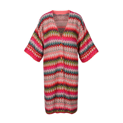 Bunter, gestrickter Langcardigan mit großen Knöpfen, auf weißem Hintergrund.