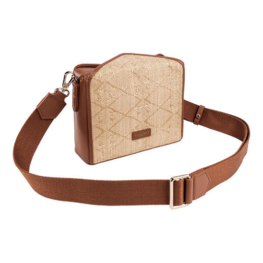 Kombination aus braunem Raffia-Boxy-Bag und kleiner Innentasche.
