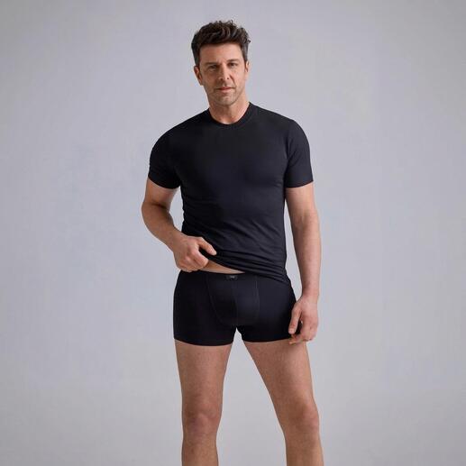 Mann trägt schwarzes Mey Coolmax T-Shirt und Boxershorts.