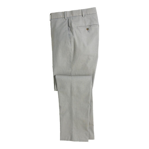 Hiltl Chino in Hellblau, seitlich und von vorne sichtbar.