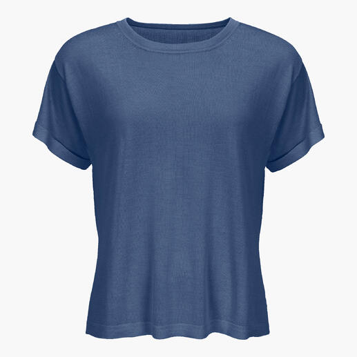 Fjordblaues Seiden-Crepe-Shirt, flach auf einem weißen Hintergrund.