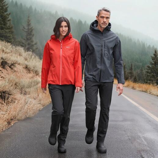 Männer in wetterfester Jacke und Hose bei nebligem Wetter.