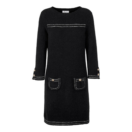 Schwarzes Strickkleid mit hellen Nähten und zwei Taschen