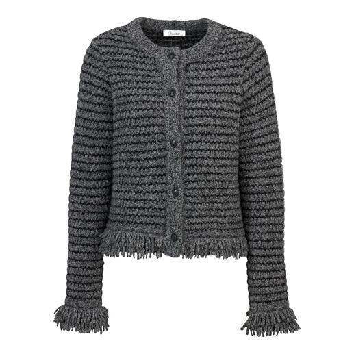 Vorderansicht der Merino-Yak-Strickjacke, die offen getragen wird.