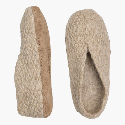 Vorder- und Seitenansicht der Wollfit kirgisischen Hausschuhe in beige.