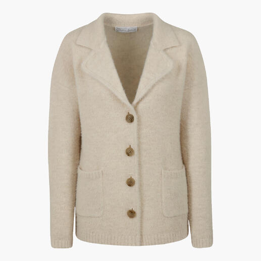 Der Flausch-Strickblazer von Duneen Ireland. Bequem wie eine Strickjacke – gepflegt wie ein Blazer. Flauschiger Strickblazer in Ecru mit Knöpfen und Taschen.