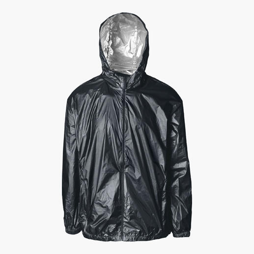 Schwarze Regenjacke mit Kapuze, frontal aufgenommen.
