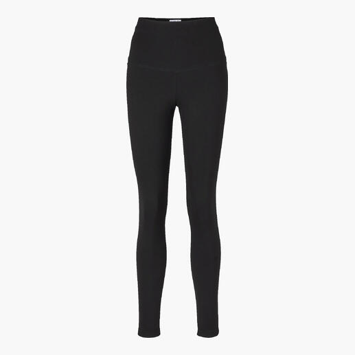 Schwarze Winter-Essentials-Leggings auf weißen Hintergrund.