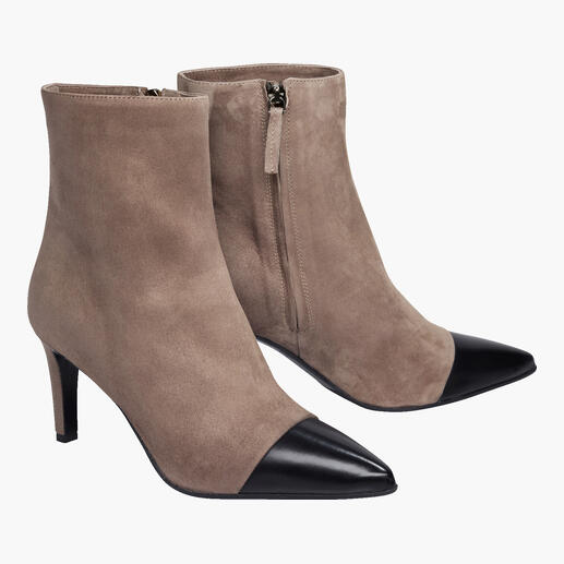 Die supersofte Ziegenvelours-Stiefelette in seltener Sacchetto-Machart und elegantem Two-tone-Design. Feinstes, neapolitanisches Schuhhandwerk. Von Jubilé – Lavorazione a sacchetto dal 1965. Zweifarbige Stiefelette in camel und schwarz, Ansicht von beiden Seiten.