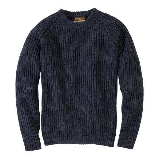 Dunkelblauer Rippenpullover aus Strick, auf einem weißen Hintergrund.