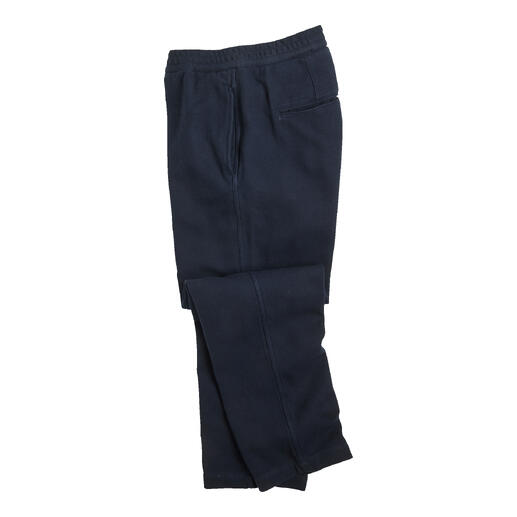 Navy Herringbone-Hose aufgerollt auf weißem Hintergrund